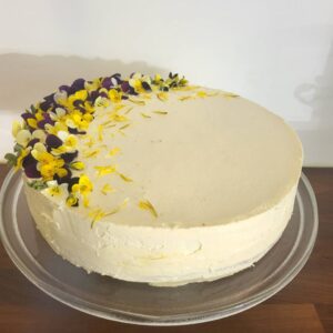 tagasihoidlik ümmargune tort, kaunistuseks valge besee võikreem ja võõrasemad