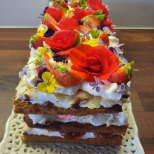 kandiline, Brita kook kunistatud maasikate ja söödavate lilledega