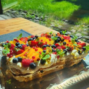 kandiline, päikseline brita tort maasikate, virsiku, mustikate ja granaatõuna seemnetega