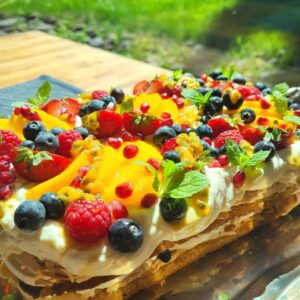 kandiline, päikseline brita tort maasikate, vaarikate, virsiku, mustikate ja granaatõuna seemnetega