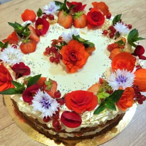 ümmargune, punaste lilledega, maasikate ja söstardega kaunistatud Brita tort