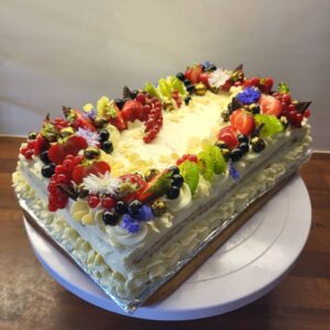 suur kandiline brita tort, kaunistatud rohkete marjadega