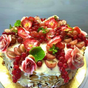 ümmargune brita tort, rohkete marjadega, punaste söstardega ja llledega