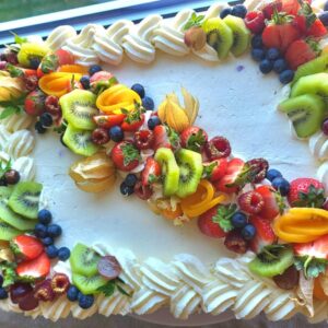 suur kandiline kohupiima tort rohkete kaunistustega. kaunistusteks marjad ja puuviljad