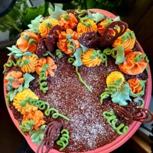 ümmargune sügisene trühvlikook, kaunistatud oranŽide võikreemi kõrvitsatega ja Šokolaadiga