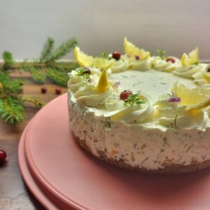 ümmargune soolane tort kalaga, kaunistuseks toorjuusturoosid ja sidrun