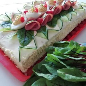 kandiline võileivatort, kaunistuseks suitsusink, täidetud munad ja salatilehed