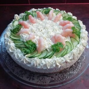 ümmargune soolane tort, kalaga. kaunistuseks krevetid ja toorjuustu roosid