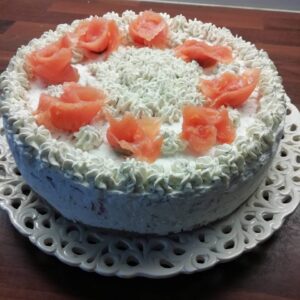 ümmargune soolane tort kalaga, kaunistuseks soolakala roosid ja toorjuustu kreem