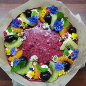 ümmargune marjasmoothie kook värskete suviste marjadega