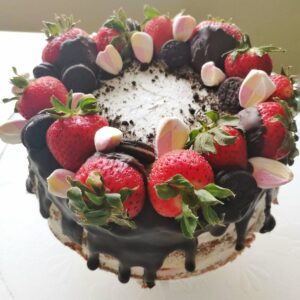 kevadine kandiline tort šokolaadi, tervete maasikate, kommide ja küpsistega