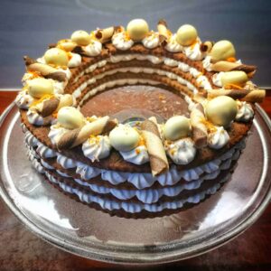 ümmargune küpsisetort, kaunistuseks kommid ja küpsised