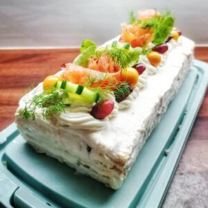 kandiline soolane tort kalaga, kaunistuseks kala, viinamarjad ja till