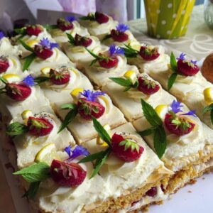 maasikate ja sidruniga kaunistatud brita koogi tükid