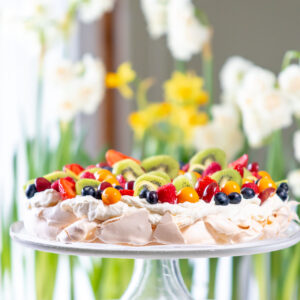 pavlova tort, kaunistuseks rohkelt marju ja puuvilju