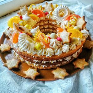 ümmargune küpsisetort, kaunistuseks kommid