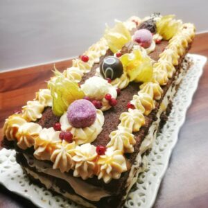 kandiline šokolaaditort pohlade, šokolaadikommide ja karamellikreemiga.